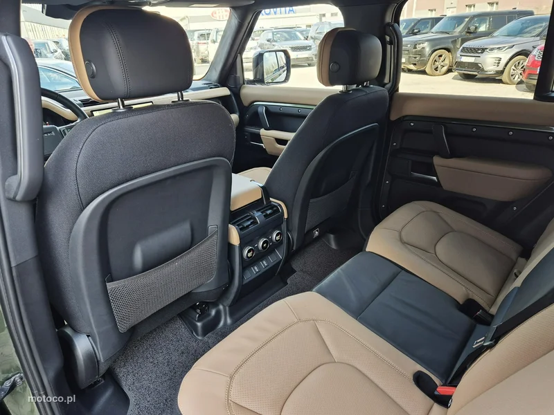 Land Rover Defender 21