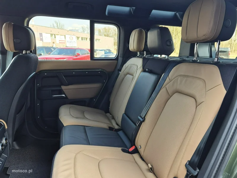 Land Rover Defender 22