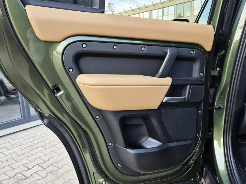 Land Rover Defender 23