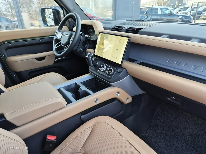Land Rover Defender 24