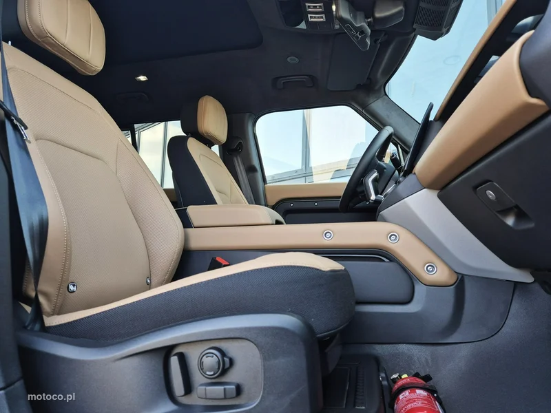 Land Rover Defender 26