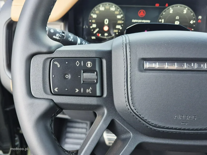 Land Rover Defender 33
