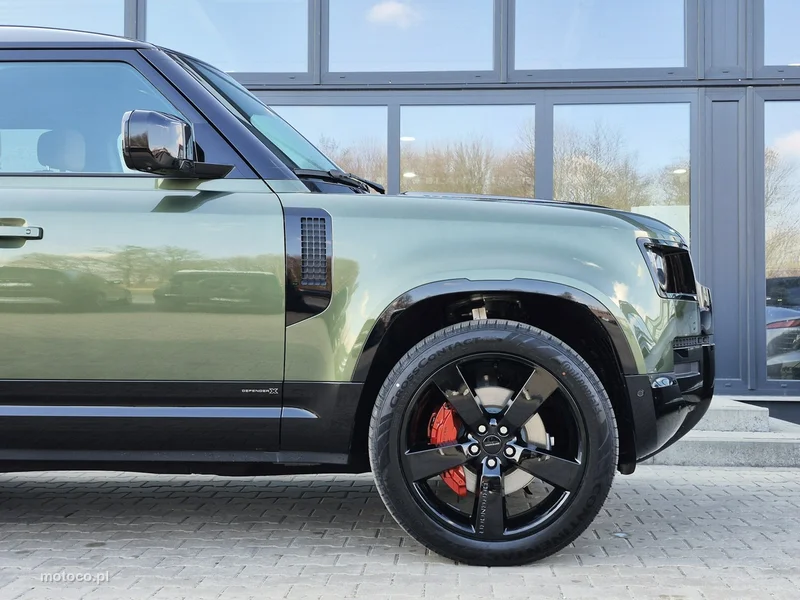 Land Rover Defender 8