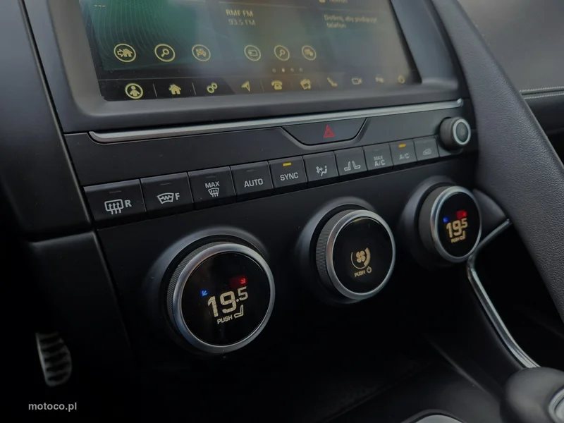 Jaguar E-Pace 38