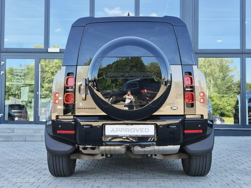 Land Rover Defender 11