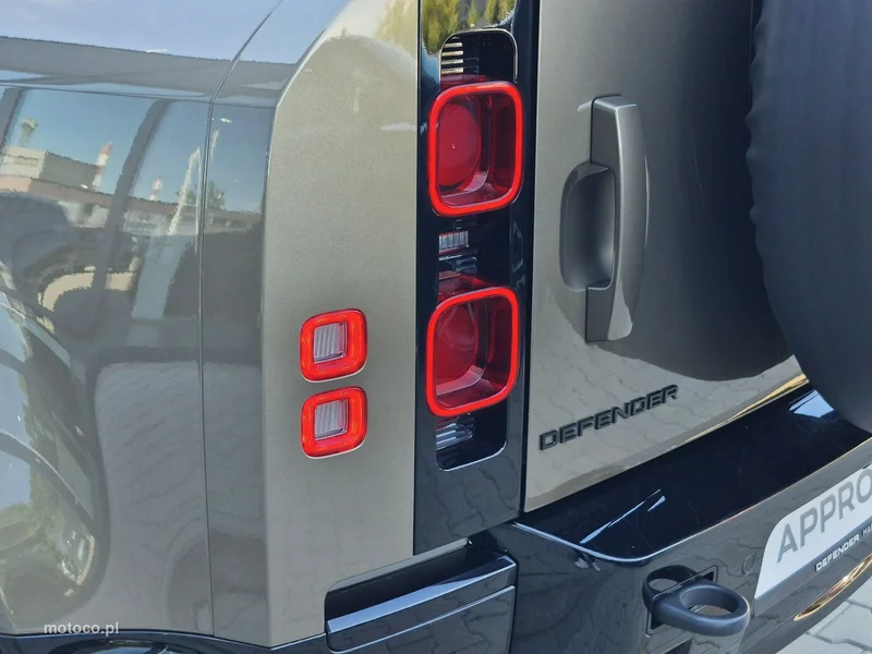 Land Rover Defender 14