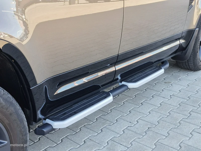 Land Rover Defender 16