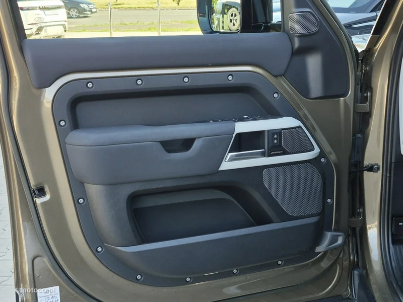 Land Rover Defender 18