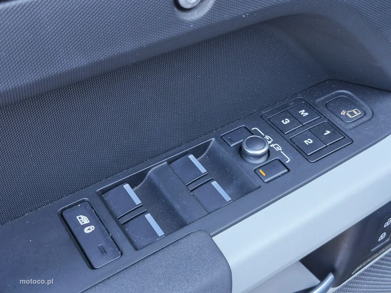 Land Rover Defender 19