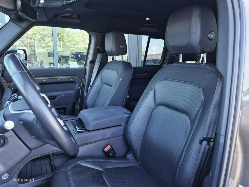 Land Rover Defender 22