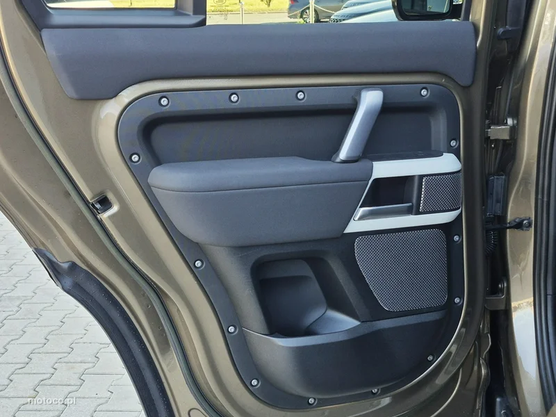 Land Rover Defender 24