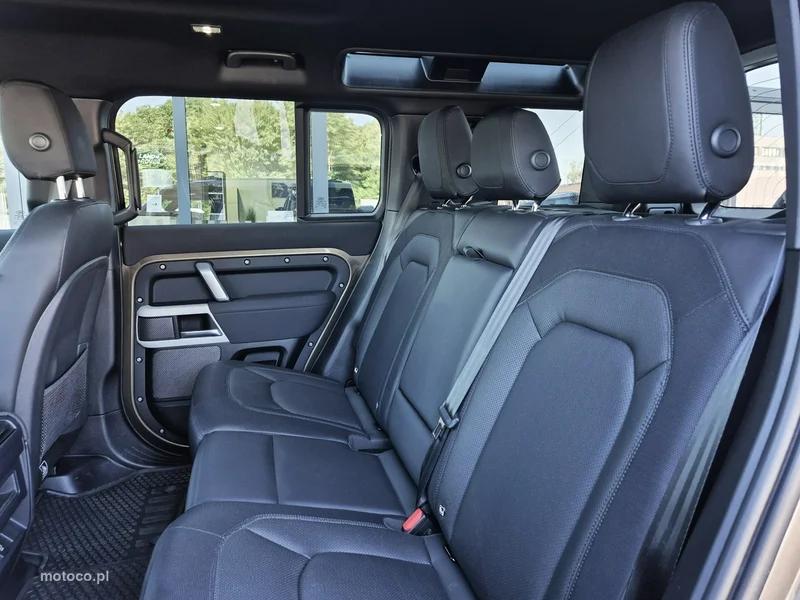 Land Rover Defender 25