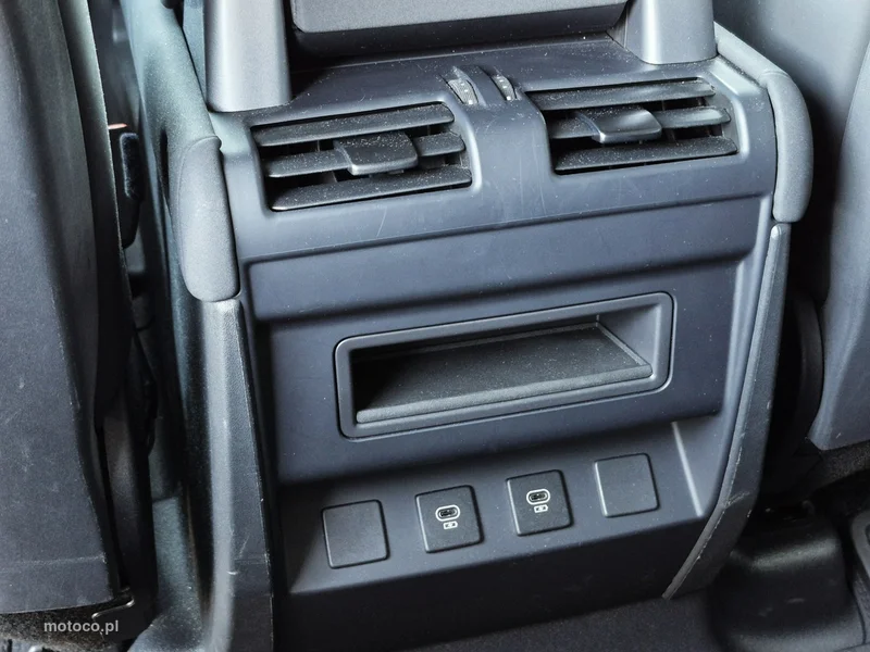 Land Rover Defender 26