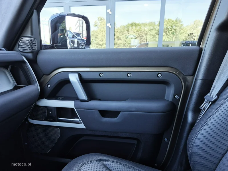 Land Rover Defender 36