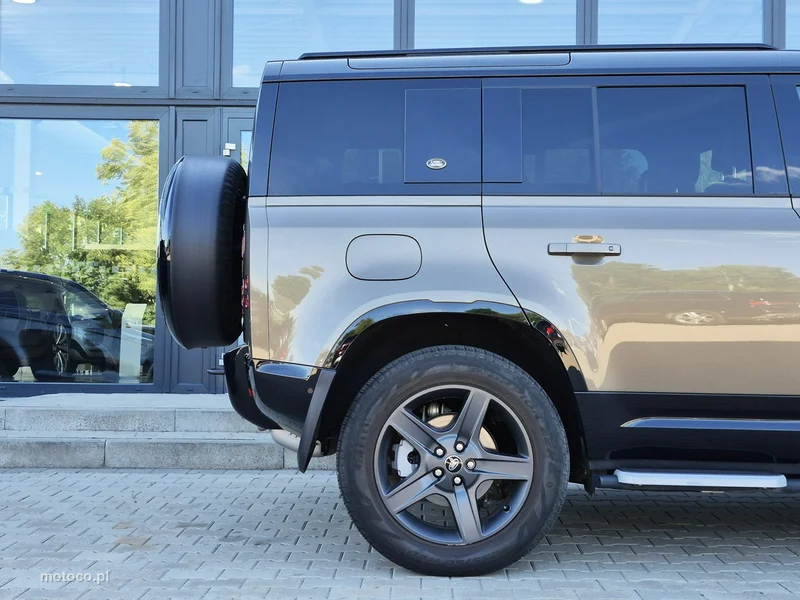Land Rover Defender 7
