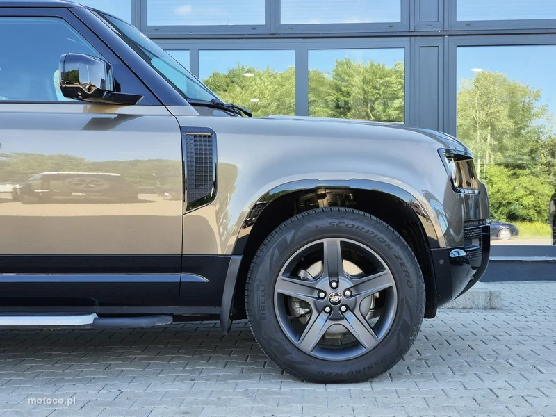 Land Rover Defender 8