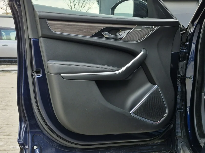 Jaguar F-Pace 17
