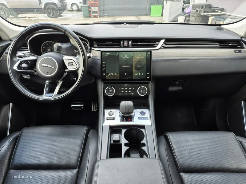 Jaguar F-Pace 29