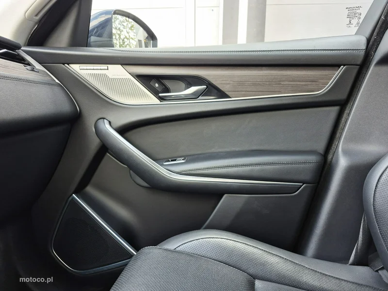 Jaguar F-Pace 36