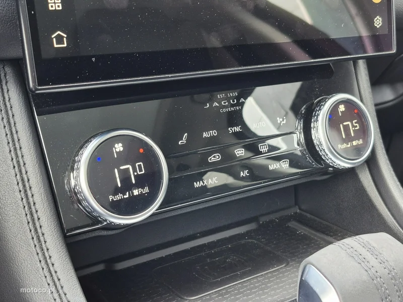 Jaguar F-Pace 39