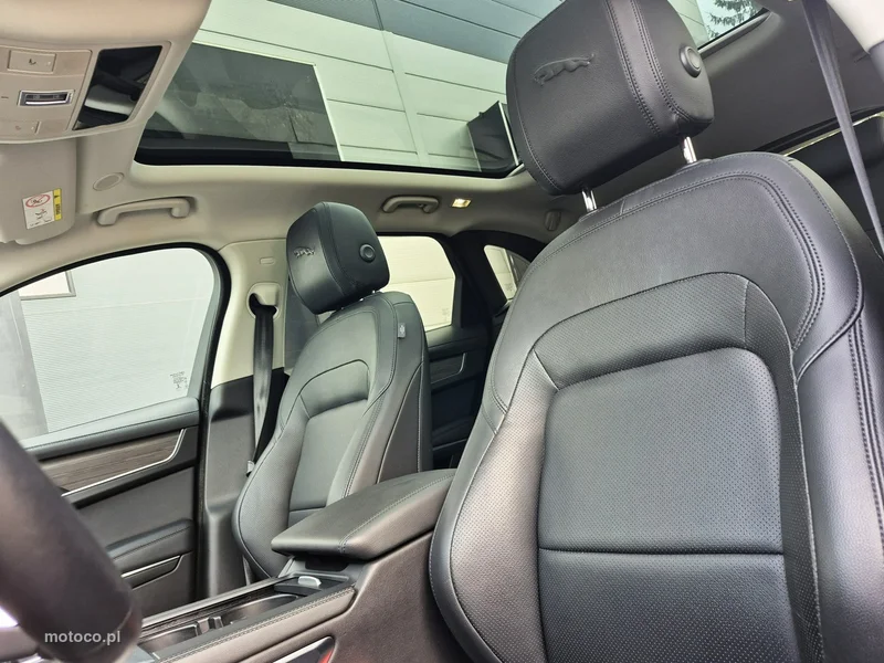 Jaguar F-Pace 41