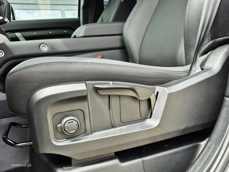 Land Rover Defender 21