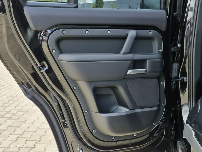 Land Rover Defender 22