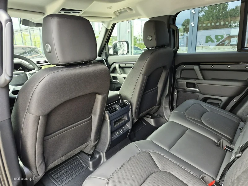 Land Rover Defender 23