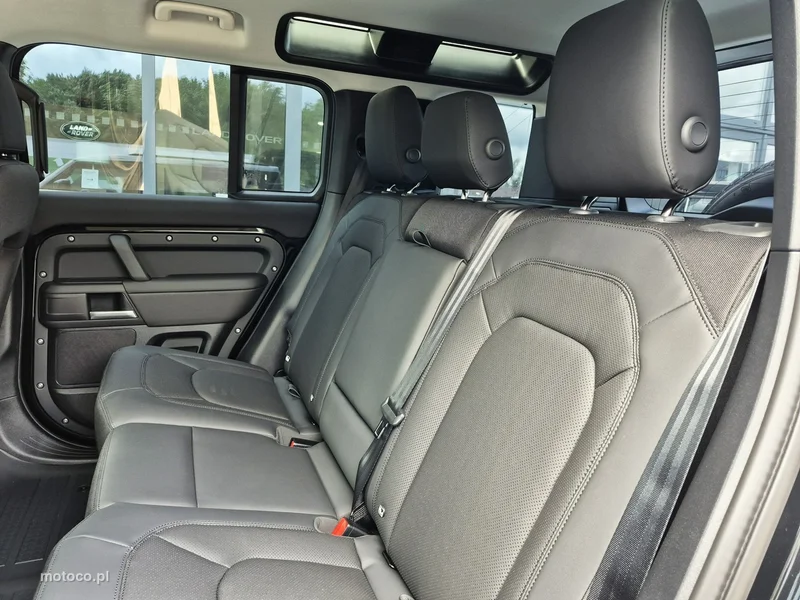 Land Rover Defender 24