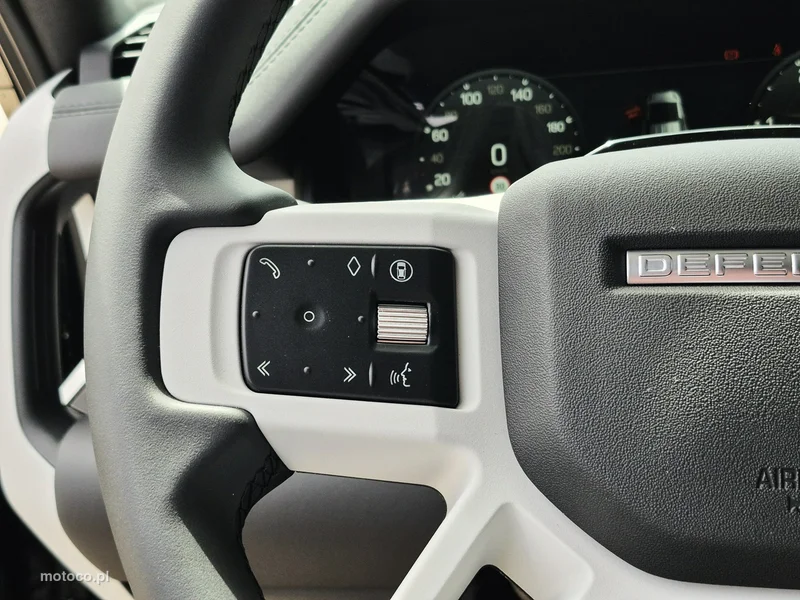 Land Rover Defender 29