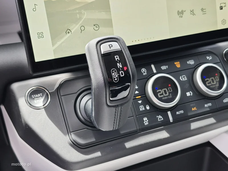 Land Rover Defender 33