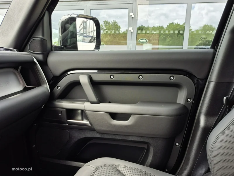 Land Rover Defender 37