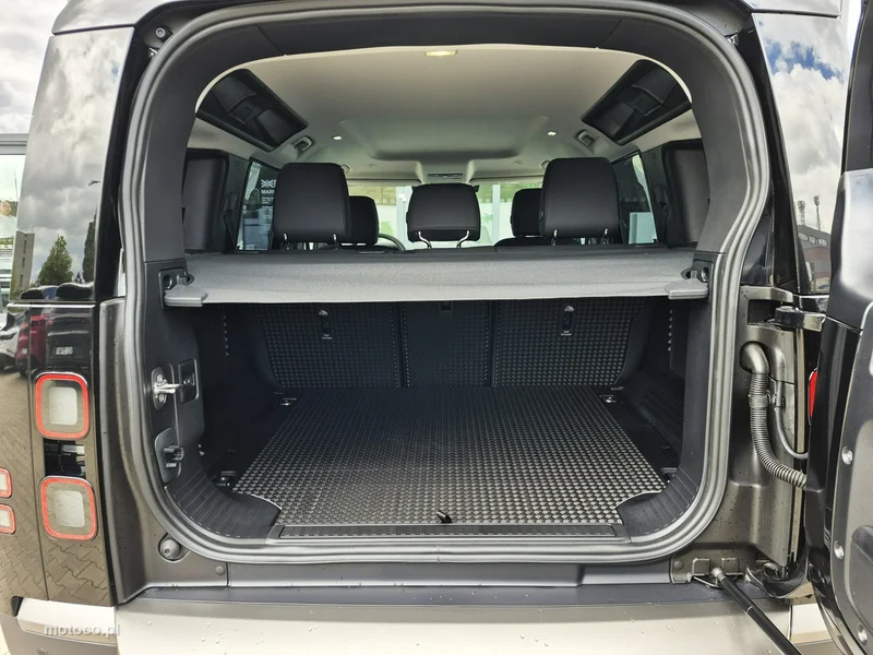 Land Rover Defender 41