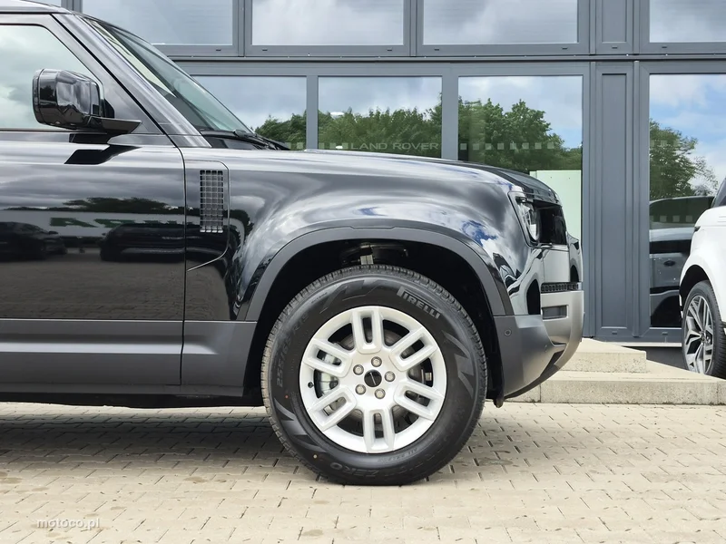 Land Rover Defender 7