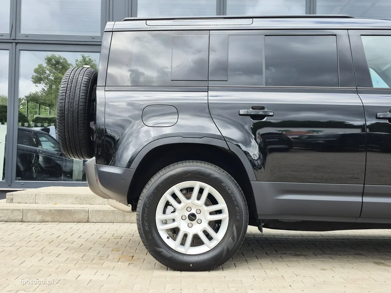 Land Rover Defender 8