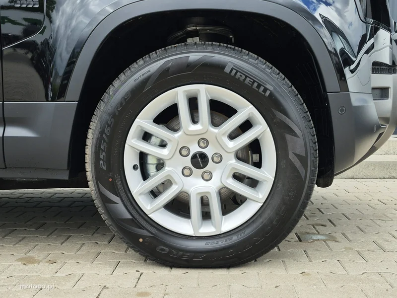 Land Rover Defender 9