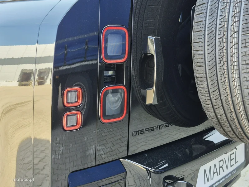 Land Rover Defender 14