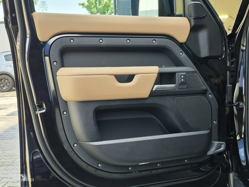 Land Rover Defender 17