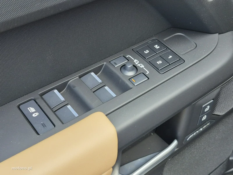 Land Rover Defender 18
