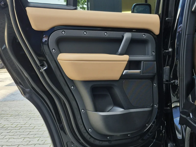 Land Rover Defender 23