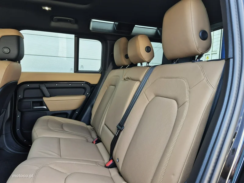 Land Rover Defender 25