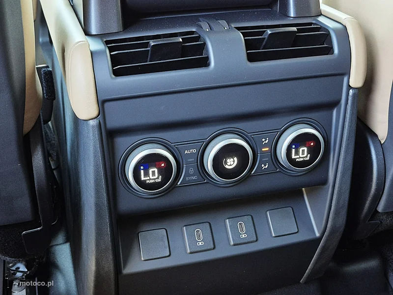Land Rover Defender 26