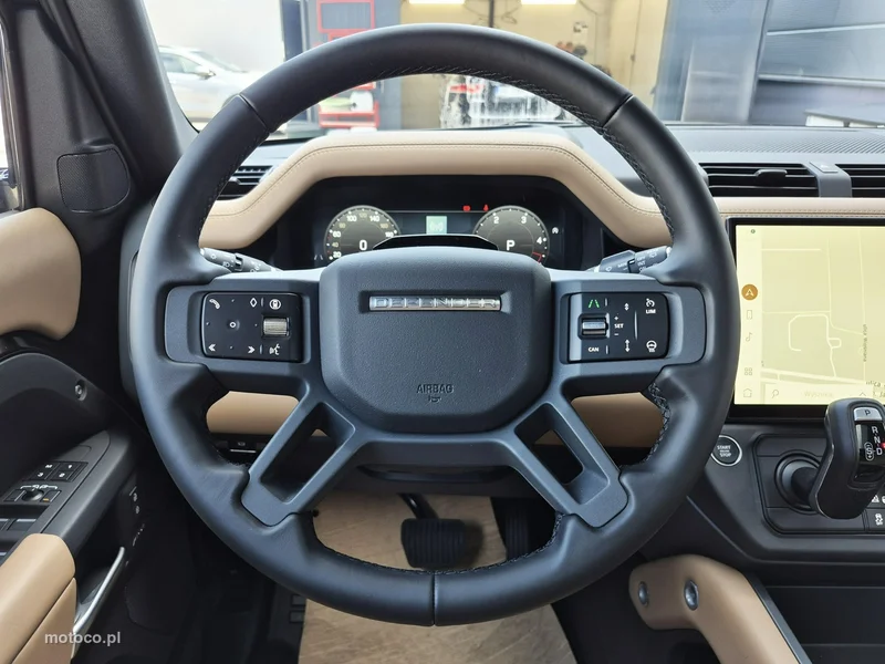 Land Rover Defender 27