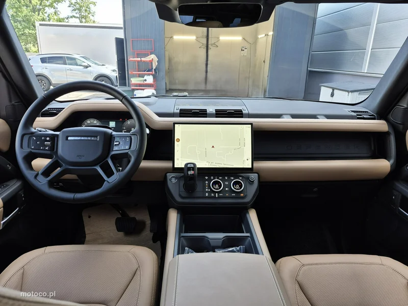 Land Rover Defender 29