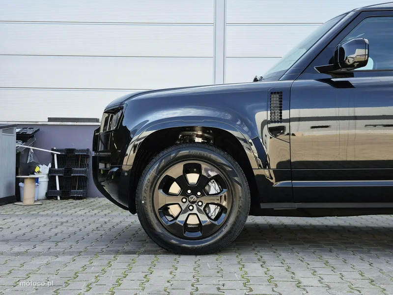 Land Rover Defender 7