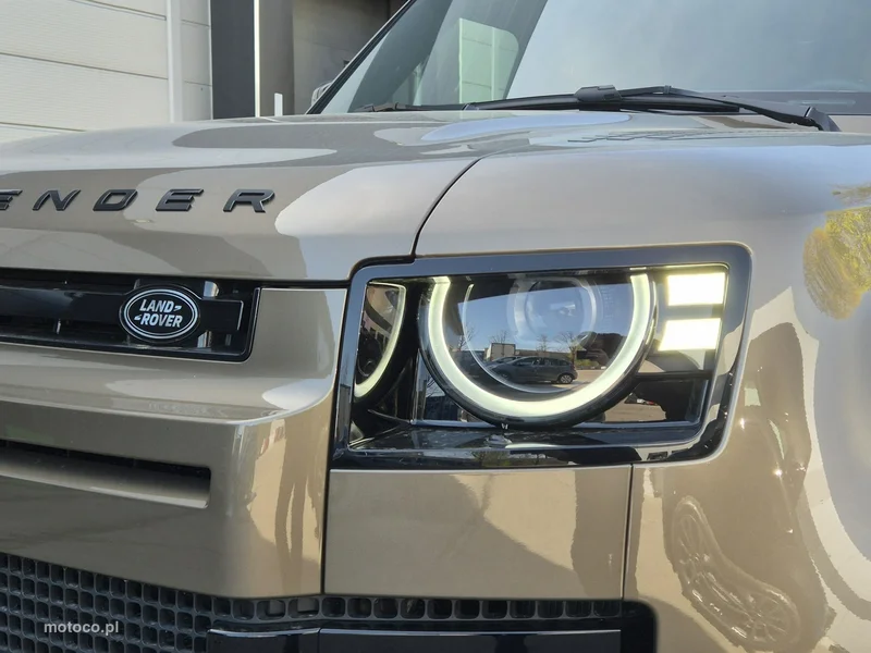 Land Rover Defender 14