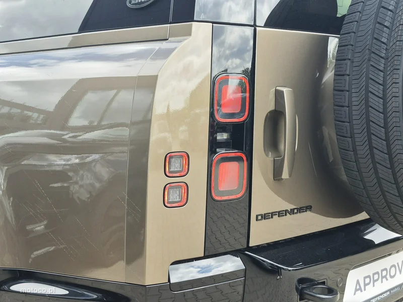 Land Rover Defender 15