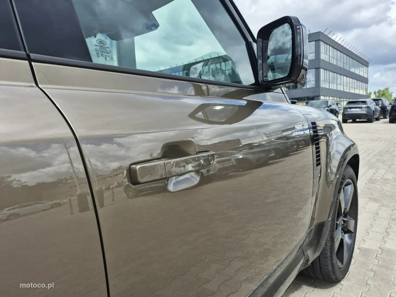 Land Rover Defender 18