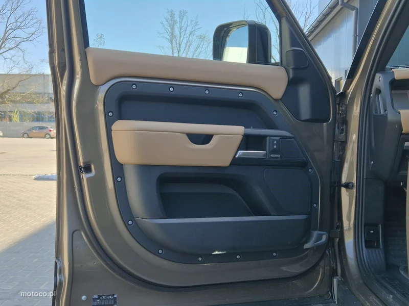 Land Rover Defender 19