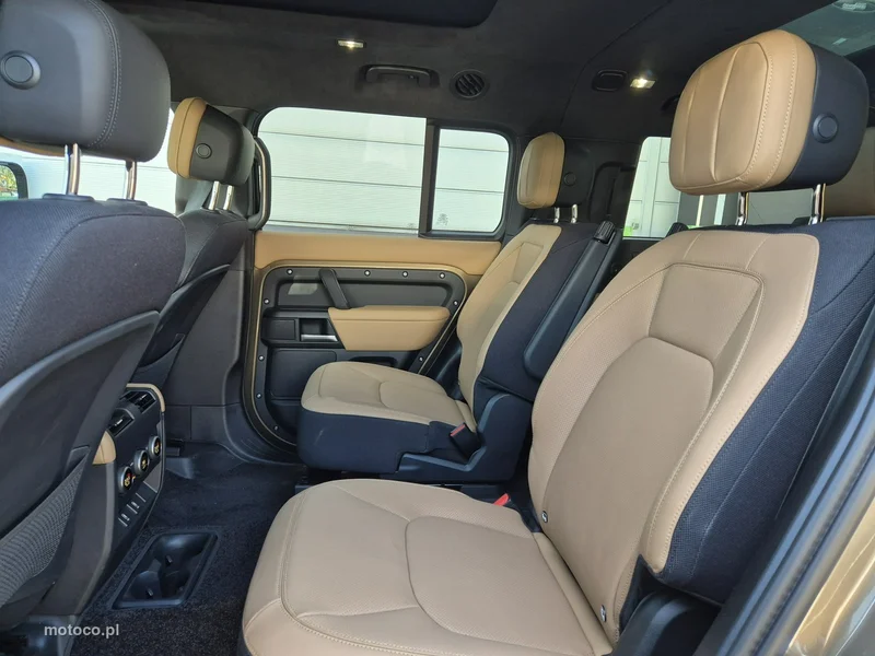 Land Rover Defender 26